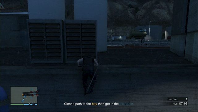 Przy końcu budynku znajdziesz miejsce, gdzie możesz się wspiąć - GTA Online: Skok na Humane Labs (Humane Raid), napad 3 - solucja - GTA 5 - poradnik do gry