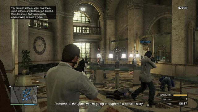 Pilnuj cywilów dobrze, jeśli zbiorą się na odwagę aktywują alarm - GTA Online: Akcja w Pacific Standard (Pacific Standard), napad 5 - solucja - GTA 5 - poradnik do gry