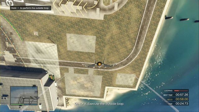 W prawym dolnym rogu zobaczysz pasek wykonania pętli - nie kończ obrotu nim się nie zapełni - GTA Online: Wyzwania 1-5, Szkoła Latania San Andreas (DLC) - solucja - GTA 5 - poradnik do gry