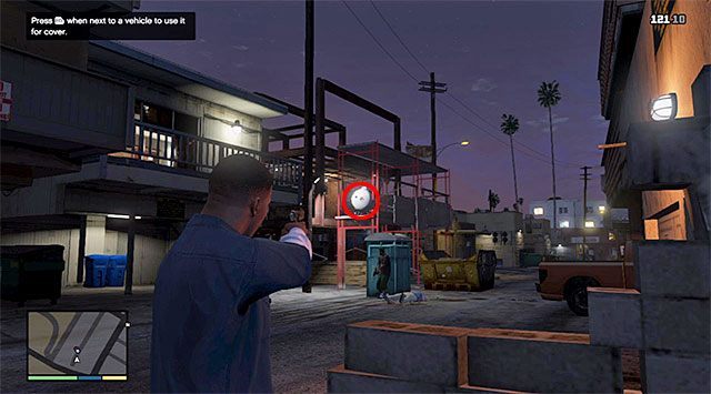 Ustaw się szybko przy ścianie garażu, tak by uniknąć niepotrzebnych obrażeń w wyniku pozostawania na otwartej przestrzeni - GTA 5: Konfiskata - solucja - GTA 5 - poradnik do gry