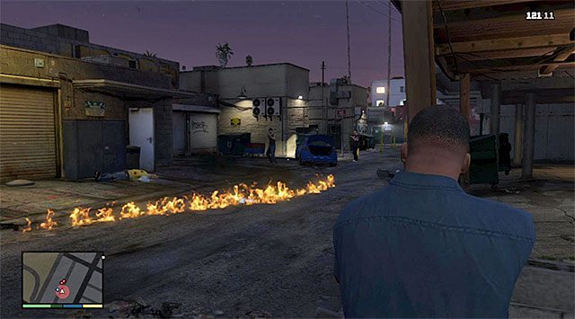Trafienie w ślad benzyny zaowocuje eksplozją pojazdu gangsterów - GTA 5: Konfiskata - solucja - GTA 5 - poradnik do gry