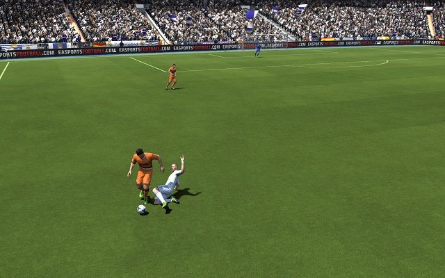 Wślizg to jedna z najbardziej skutecznych i jednocześnie radykalnych technik odbioru piłki i skutecznej defensywy - dobrze wykonany odbiór piłki tym sposobem pozwala na szybkie przerwanie akcji ofensywnej rywala i zazwyczaj daje szansę na powrót kolegom z drużyny na swoje nominalne pozycje, gdyż czę - Podstawowe techniki obronne | Obrona w FIFA 14 - FIFA 14 - poradnik do gry