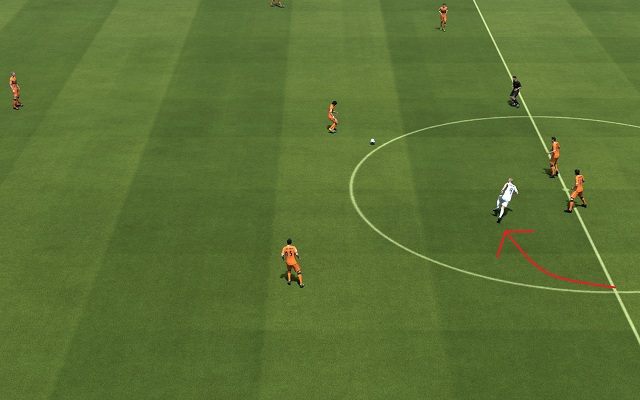 Wyprzedzanie przeciwników to trudna sztuka, wymagająca od nas przewidywania możliwych wariantów rozgrywania futbolówki przez przeciwnika - Zaawansowane techniki obronne | Obrona w FIFA 14 - FIFA 14 - poradnik do gry