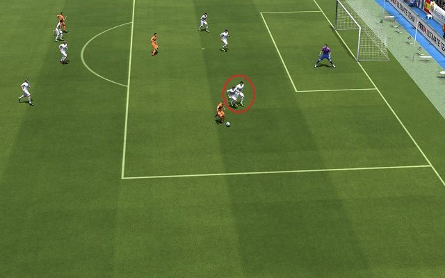 Niejednokrotnie atak na przeciwnika w pojedynkę jest niewystarczający - zawsze istnieje możliwość, że rywal ominie nas efektownym zwodem lub też rozegra piłkę z klepki z kolegą z formacji - Zaawansowane techniki obronne | Obrona w FIFA 14 - FIFA 14 - poradnik do gry