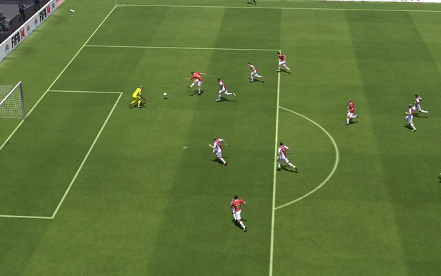 Odpowiednie wyjście z bramki i skrócenie kąta, z którego przeciwnik może oddać strzał to - nie bez przesady - 70-80% sukcesu jeśli chodzi o skuteczne zapobieżenie utracie gola - Gra bramkarzem - interwencje | Obrona w FIFA 14 - FIFA 14 - poradnik do gry