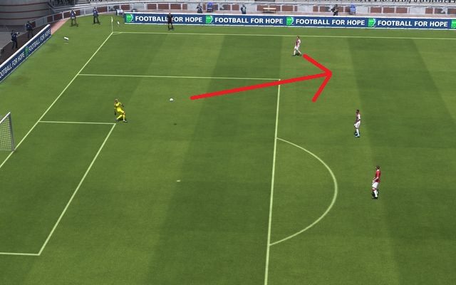 Daleki wykop to najpopularniejszy i jednocześnie najprostszy sposób na wznowienie gry i szybkie przeniesienie akcji na połowę przeciwnika - Gry bramkarzem - wznowienia gry | Obrona w FIFA 14 - FIFA 14 - poradnik do gry
