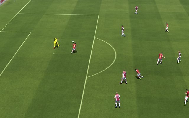 Niejednokrotnie sytuacja zmusza nas do wycofania piłki do bramkarza z racji braku możliwości zagrania jej do przodu - Gry bramkarzem - wznowienia gry | Obrona w FIFA 14 - FIFA 14 - poradnik do gry