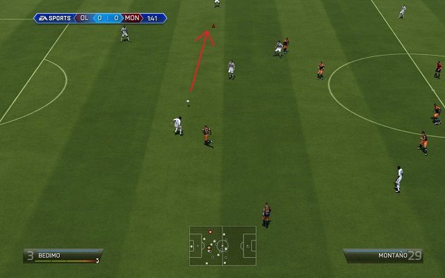 Długie podanie po ziemi sprawdza się zwłaszcza w przypadku wyprowadzania szybkich kontrataków oraz zagrań z zamiarem przepuszczenia piłki przez zawodnika, do którego początkowo została zaadresowana futbolówka - Podania | Podstawowe zagrania w FIFA 14 - FIFA 14 - poradnik do gry