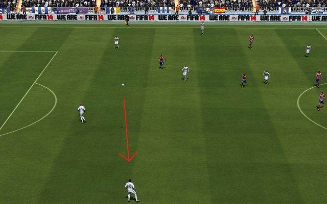 Podanie górą to znakomity sposób na ominięcie zawodników stojących na drodze zagrania po ziemi i jednocześnie doskonały wybór w przypadku próby przeniesienia ciężaru rozgrywania piłki na przeciwną stronę boiska - Podania | Podstawowe zagrania w FIFA 14 - FIFA 14 - poradnik do gry