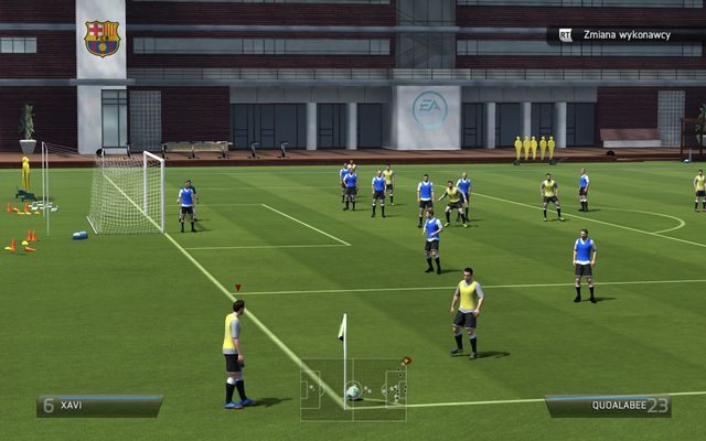 By zmienić wykonawcę rzutu rożnego, wciśnij klawisz R2 (RT, Shift) i wybierz wykonawcę z listy dostępnych zawodników - Rzuty rożne | Stałe fragmenty gry w FIFA 14 - FIFA 14 - poradnik do gry