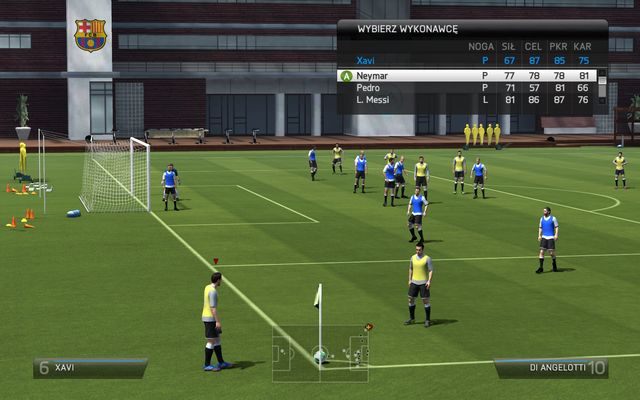 Krótkie rozegranie rzutu rożnego to znakomita opcja w sytuacji, w której nie zależy nam na strzelaniu kolejnych goli, lecz utrzymaniu aktualnie posiadanego wyniku - po szybkim podaniu do najbliższego zawodnika możemy spróbować utrzymać futbolówkę w posiadaniu w narożniku boiska lub przekazać ją do t - Rzuty rożne | Stałe fragmenty gry w FIFA 14 - FIFA 14 - poradnik do gry