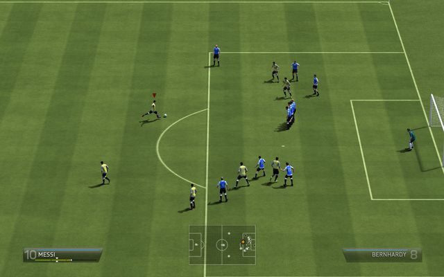 Mocny rzut wolny to najprostszy, acz zarazem najbardziej skuteczny sposób na strzelenie bramki bezpośrednio z rzutu wolnego - Rzuty wolne | Stałe fragmenty gry w FIFA 14 - FIFA 14 - poradnik do gry