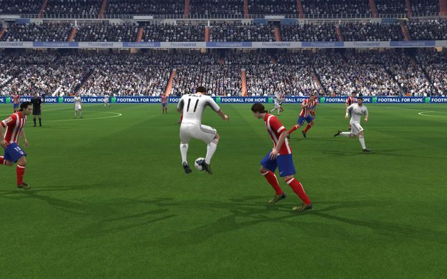 Elastico - to doskonały sposób na bardzo proste zmylenie przeciwnika i jednocześnie raptowną zmianę kierunku biegu z piłką - Triki i zwody | Podstawowe zagrania w FIFA 14 - FIFA 14 - poradnik do gry