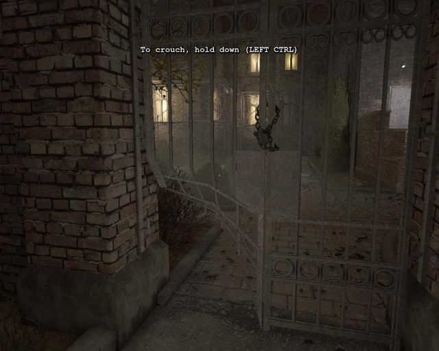 Zniszczona furtka, pod którą musisz przejść - Administration Block | Solucja Outlast - Outlast - poradnik do gry