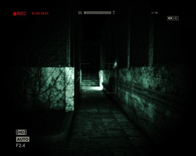 Oświetlone przejście po prawej stornie - Coutryard | Solucja Outlast - Outlast - poradnik do gry