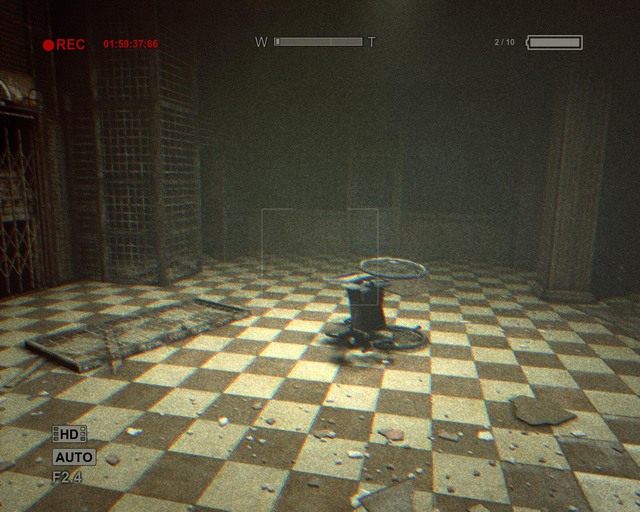 Oświetlone pomieszczenie, ze schodami prowadzącymi w górę - Female Ward | Solucja Outlast - Outlast - poradnik do gry