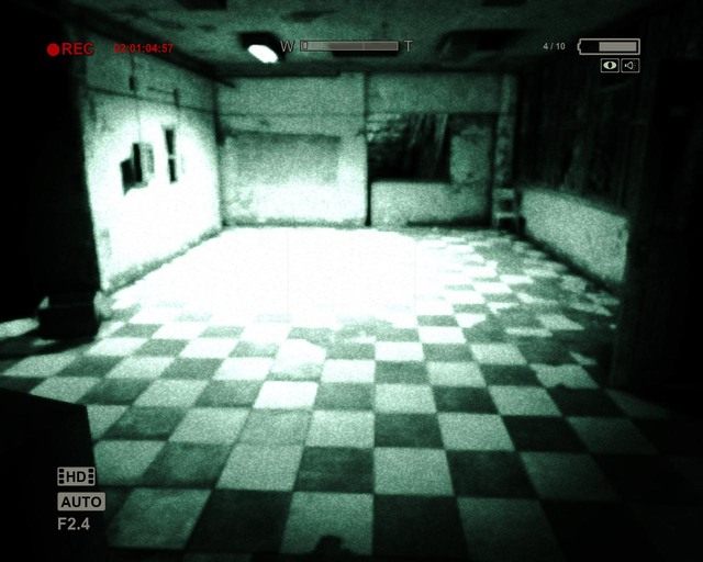 Pomieszczenie za oknem, po lewej stronie klucz za kratami. By otworzyć kratkę potrzebujesz 3 bezpieczników - Female Ward | Solucja Outlast - Outlast - poradnik do gry