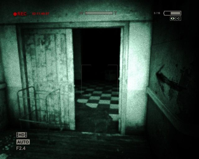 Z tego pokoju wyszli przeciwnicy, gdy ich wymanewrujesz wróć tutaj - Female Ward | Solucja Outlast - Outlast - poradnik do gry