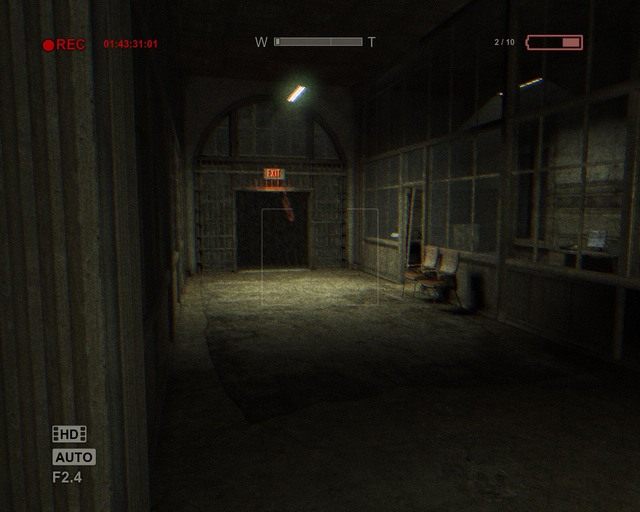 Wyjście na zewnątrz, po prawej otwarte drzwi do posterunku ochrony - Coutryard | Znajdźki - dokumenty | Outlast - Outlast - poradnik do gry