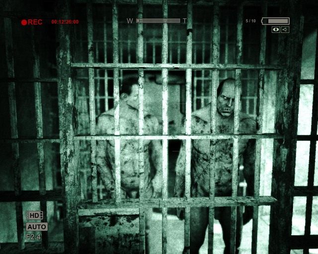 Przyjemniaczki odbywają sobie interesującą rozmowę - Prison Block | Solucja Outlast - Outlast - poradnik do gry