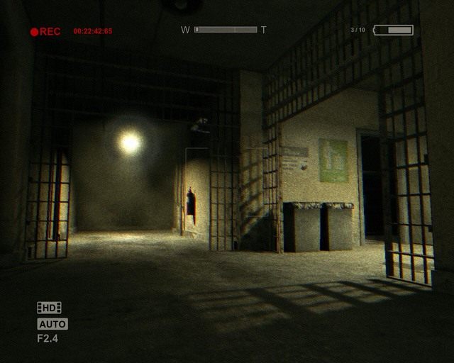 Korytarz ze światełkiem u góry poprowadzi cię do odpowiedniego przycisku - Prison Block | Solucja Outlast - Outlast - poradnik do gry