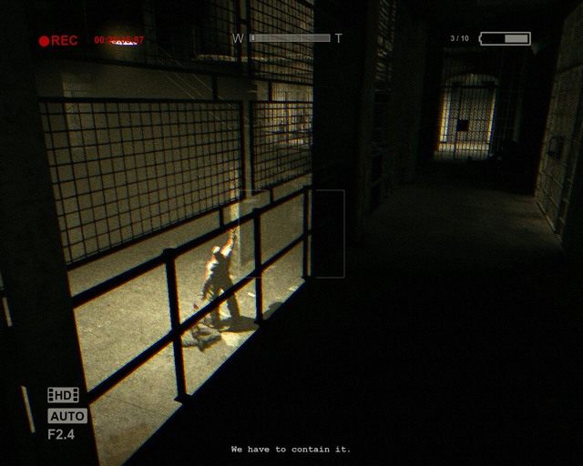 Miły smaczek gry, a pod kratami naprzeciw ciebie karta dostępu do wcześniejszych drzwi - Prison Block | Solucja Outlast - Outlast - poradnik do gry