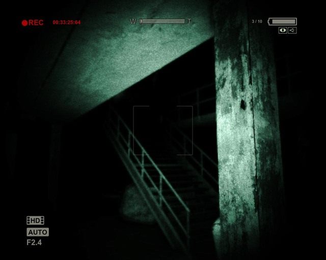 Kiedy goryl tutaj zejdzie użyj tych schodów by mu uciec - Prison Block | Solucja Outlast - Outlast - poradnik do gry