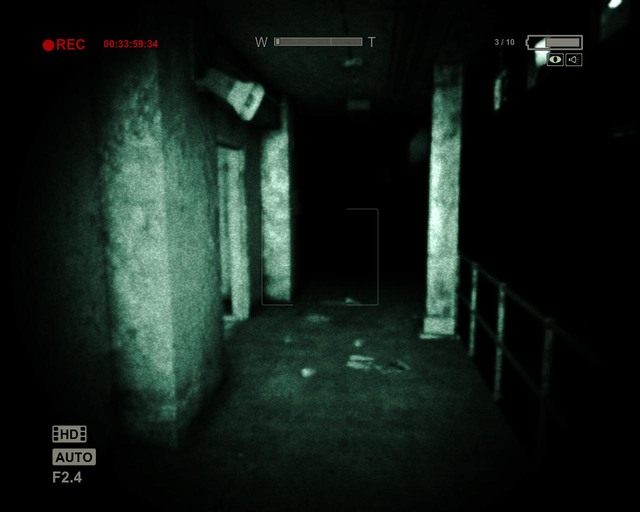Będąc na piętrze rozglądaj się za otwartymi kratami po lewej stronie - Prison Block | Solucja Outlast - Outlast - poradnik do gry