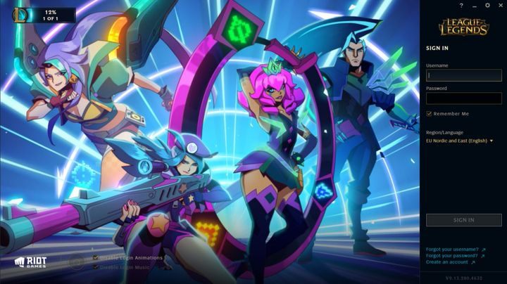 W lewym górnym rogu widać postęp pobierania najnowszej wersji League of Legends - Opis założenia konta i wybrania regionu | Podstawy rozgrywki w LoL - League of Legends - poradnik do gry