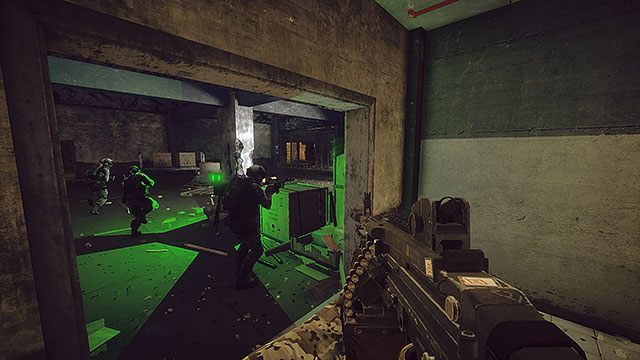 Po ustawieniu systemu na płaskiej powierzchni, MP-APS aktywuje się po 3 sekundach i od tej chwili chroni znajdujących się za nim sojuszników przed nadlatującymi rakietami - Żołnierz wsparcia w Battlefield 4 | Klasy postaci - Battlefield 4 - poradnik do gry