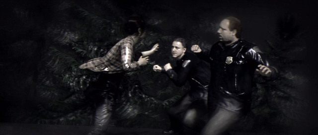 W tym przypadku Jodie wykonuj blok, przesuwając ręce w stronę policjantów. Twoim zadaniem jest wychylenie analoga w prawo. - Sterowanie, walka i moce Aidena | Poradnik do Beyond Dwie Dusze - Beyond: Dwie Dusze - poradnik do gry