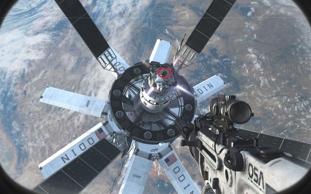 Po chwili bezwładnego lotu kontynuuj podróż ze swoją towarzyszką, w kierunku panelu kontrolnego ODINA - 01 - Ghosts Stories | Kampania - opis przejścia | Call of Duty Ghosts - Call of Duty: Ghosts - poradnik do gry