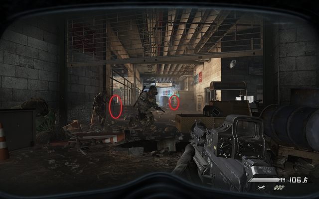 Po chwili z prawej strony wybiegnie mała grupka żołnierzy - możesz ich spokojnie zlikwidować, gdyż będą oni odwróceni do ciebie plecami - 04 - Struck Down | Kampania - opis przejścia | Call of Duty Ghosts - Call of Duty: Ghosts - poradnik do gry