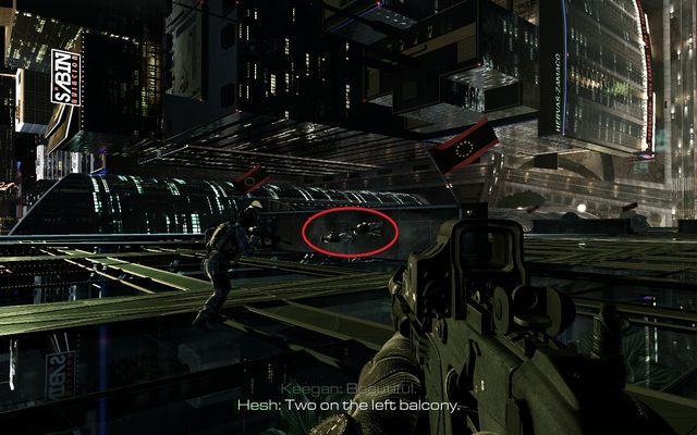 Wracasz na boczną ścianę budynku - perspektywa się zmieniła, gdyż jesteś teraz do góry nogami ale nie powinieneś mieć problemów z przemieszczaniem się - 07 - Federation Day | Kampania - opis przejścia | Call of Duty Ghosts - Call of Duty: Ghosts - poradnik do gry