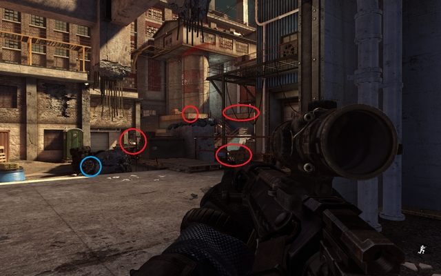 Gdy wszyscy wrogowie padną, udaj się za drużyną, lecz nie skręcaj od razu w lewo, tylko pobiegnij prosto, do końca korytarza i przyczaj się przy wyjściu na zewnątrz - 08 - Birds of Prey | Kampania - opis przejścia | Call of Duty Ghosts - Call of Duty: Ghosts - poradnik do gry