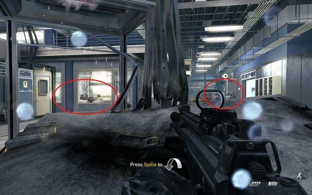 Przebiegnij przez dziurę po bramie i przykucnij za gruzowiskiem, które powinno być na wprost od twojej pozycji, a następnie zdejmij zdezorientowanych wrogów po prawej stronie - 10 - Clockwork | Kampania - opis przejścia | Call of Duty Ghosts - Call of Duty: Ghosts - poradnik do gry