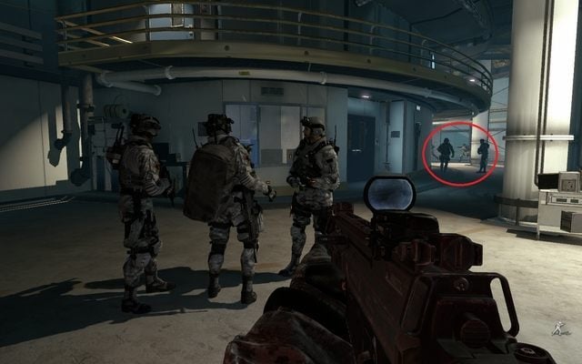 Po powrocie do środka i dotarciu do rotundy, poczekaj aż Hesh zagada dwójkę najbliższych strażników - 10 - Clockwork | Kampania - opis przejścia | Call of Duty Ghosts - Call of Duty: Ghosts - poradnik do gry