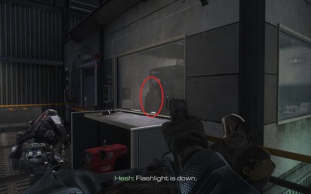 Po chwili dojdziecie do małego budynku - na rozkaz Keegana zlikwiduj przebywającego wewnątrz wroga, a po chwili kolejnego, który wybiegnie zaalarmowany wystrzałem - 13 - End of The Line | Kampania - opis przejścia | Call of Duty Ghosts - Call of Duty: Ghosts - poradnik do gry