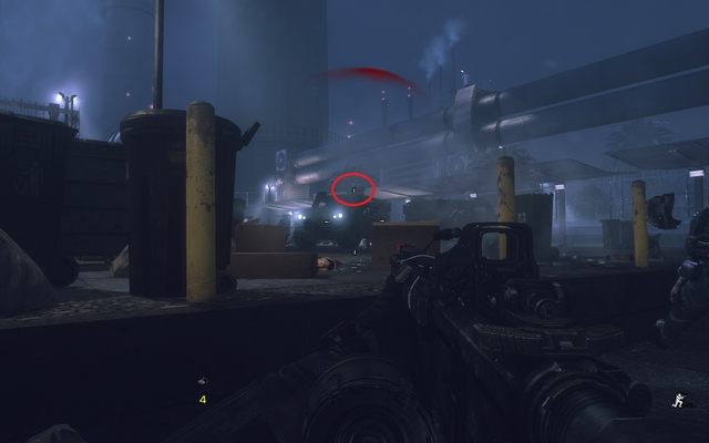 Po przedarciu się przez przeciwników, zeskocz na dół i szybko schowaj się za osłoną, gdyż w tym miejscu czeka na ciebie przeciwnik w CKM-ie zamontowanym na pojeździe - zajmij się nim w pierwszej kolejności - 13 - End of The Line | Kampania - opis przejścia | Call of Duty Ghosts - Call of Duty: Ghosts - poradnik do gry
