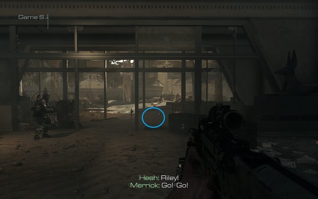 Po tym, jak ockniesz się na dole, szybko schowaj się za murkiem naprzeciwko, gdyż nadciągają wrogowie - 14 - Sin City | Kampania - opis przejścia | Call of Duty Ghosts - Call of Duty: Ghosts - poradnik do gry