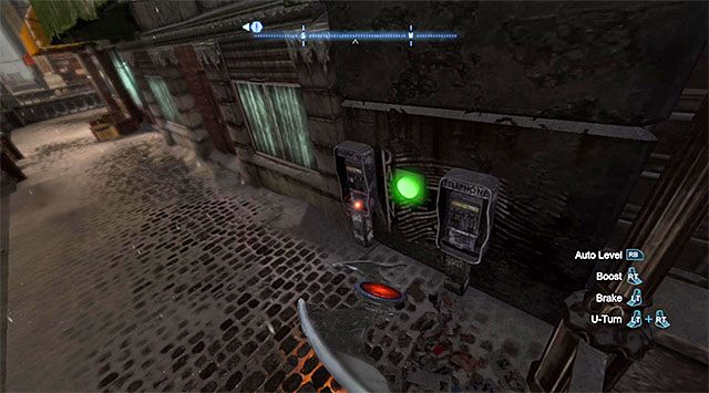 Wybierz z inwentarza zdalnie sterowany batarang i wyślij go na wschód, przy czym po minięciu budynku skręć na południe i następnie na zachód, nakierowując batarang na pokazany na screenie pierwszy zielony przycisk - Plik z danymi 3 (Zaułki) - Batman: Arkham Origins - poradnik do gry