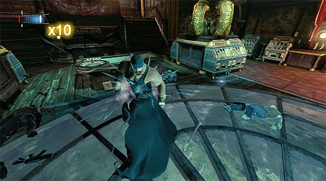 Podejdź do dużego szklanego fragmentu ściany, nabierz rozpędu i przebij się na drugą stronę, lądując z powrotem w głównym pomieszczeniu kasyna - Uzyskaj dostęp do biura Pingwina - górny pokład - Batman: Arkham Origins - poradnik do gry