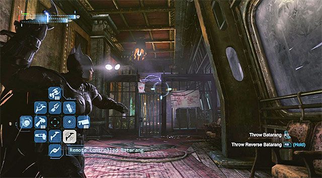 Wycofaj się teraz zdecydowanie na południe, ustawiając się przy pokazanej na dołączonym screenie bramce - Plik z danymi 7 (Mila Rozrywki) - Batman: Arkham Origins - poradnik do gry