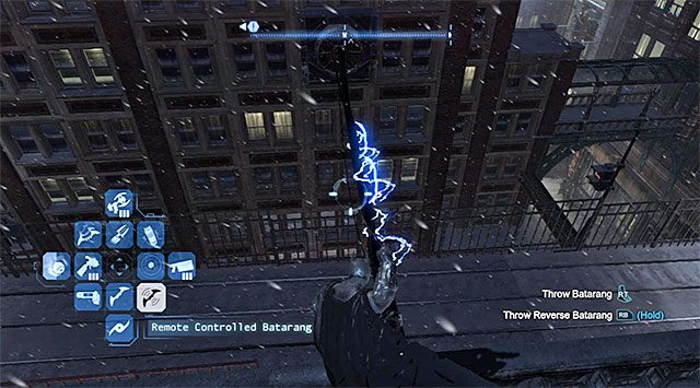 Po dotarciu w okolice zamkniętej skrzynki z sekretem wdrap się na balustradę i zwróć się w stronę pokazanych na screenie wyładowań - Plik z danymi 18 (Burnley) - Batman: Arkham Origins - poradnik do gry