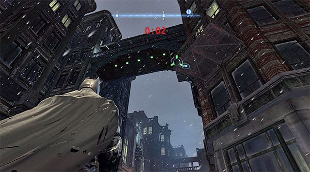 Wejdź na płytę naciskową zlokalizowaną na dużym balkonie i błyskawicznie wyrzuć pięć batarangów w stronę pokazanych na screenie zielonych przycisków, które znajdują się pod pobliskim mostem - Plik z danymi 18 (Burnley) - Batman: Arkham Origins - poradnik do gry