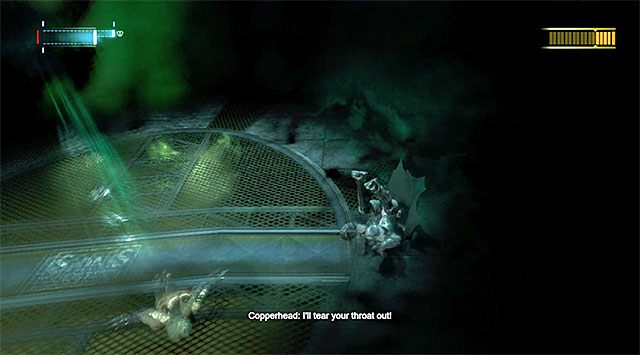 Po utracie około 2/3 paska zdrowia Copperhead zacznie stosować bardzo szybki atak wykonywany ze sprintu, którego za wszelką cenę musisz oczywiście unikać - Pokonaj Copperhead - Batman: Arkham Origins - poradnik do gry