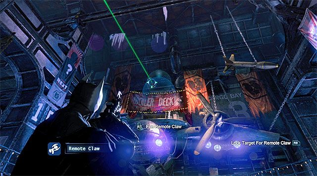 Wybierz z inwentarza nowo pozyskany zaczep (Remote Claw) i wyceluj nim w jeden z interaktywnych punktów znajdujących się nad areną (powyższy screen) - Rozwiąż sprawę w Lacey Towers - Batman: Arkham Origins - poradnik do gry