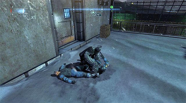 Możesz jednocześnie ogłuszyć i następnie szybko dobić obu wrogów - Przedostań się do komisariatu policji od strony dachu - Batman: Arkham Origins - poradnik do gry