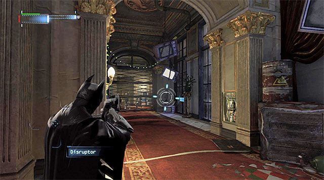 Przystąp do badania zachodniej wieży, aczkolwiek koniecznie zatrzymaj się w miejscu, w którym w oddali zauważysz nowych ludzi Jokera, a to dlatego, że znajduje się tu aktywne działko obronne - Dotarcie do apartamentu Jokera - zachodnia wieża - Batman: Arkham Origins - poradnik do gry