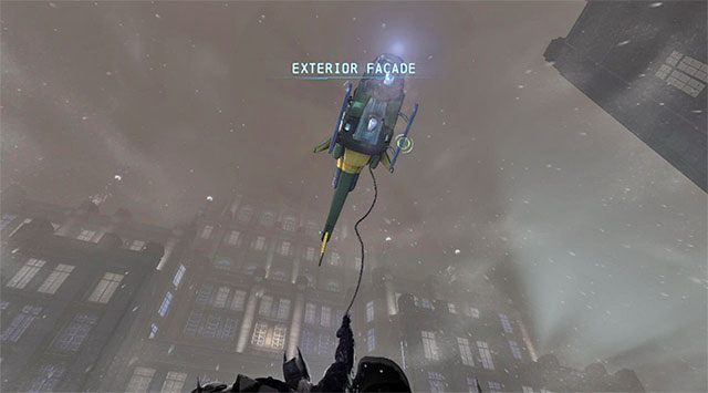 Musisz złapać się latającego w pobliżu hotelu śmigłowca - Dotarcie do apartamentu Jokera - górne piętra - Batman: Arkham Origins - poradnik do gry
